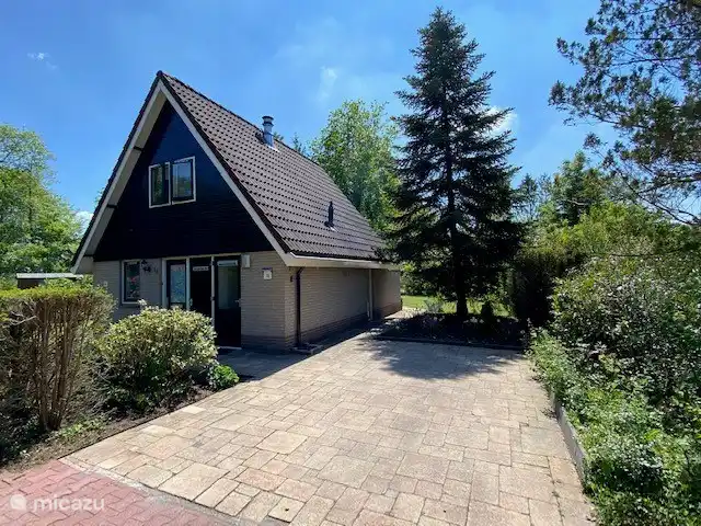 parkeerplaats en voorkant huis